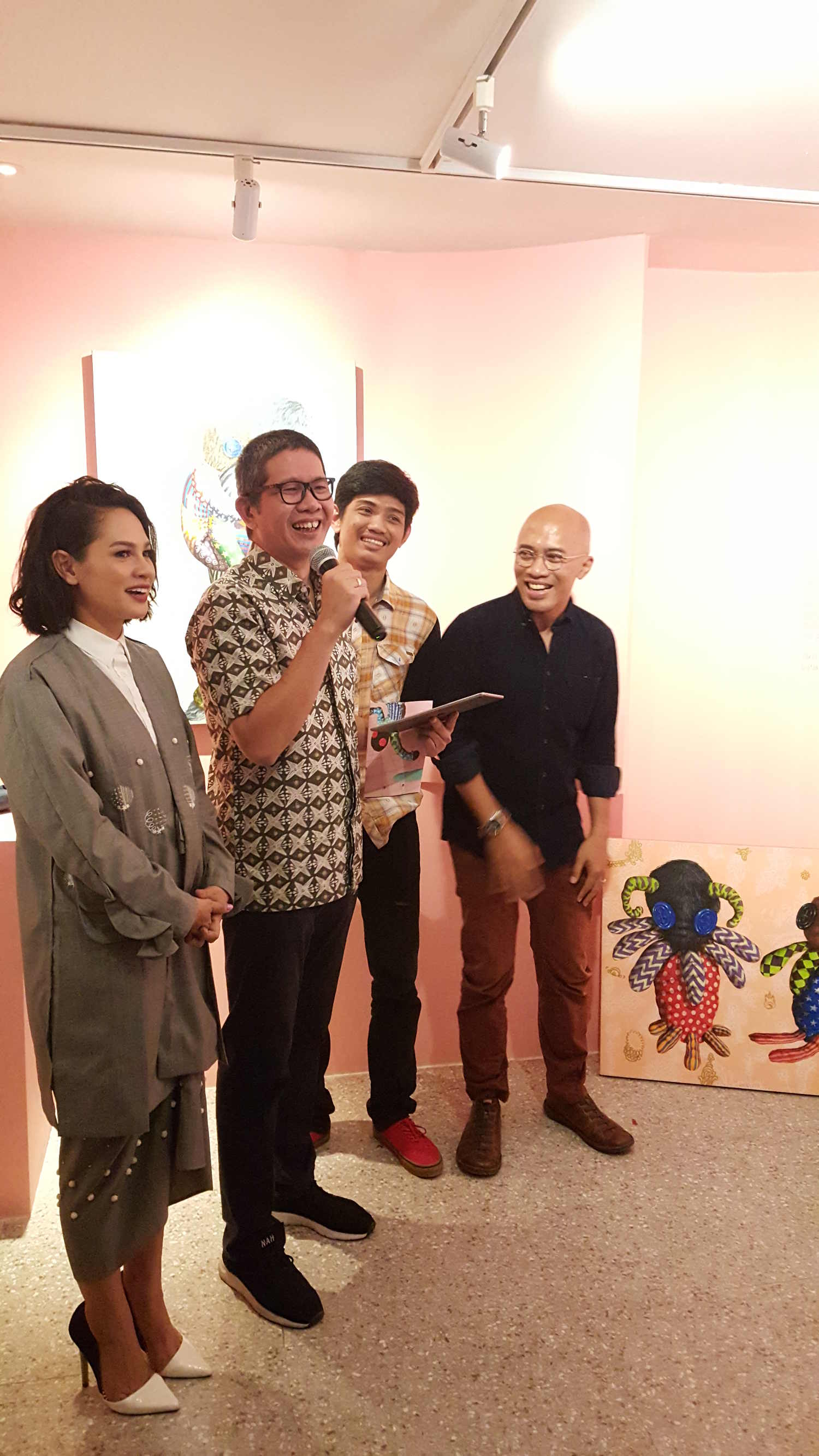 ricky pesik (bekraf) secara resmi membuka pameran kaum mata kancing / casa indonesia